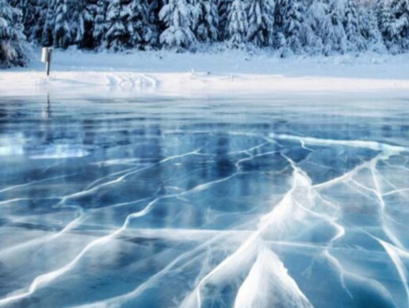 Мөсний зузаан нуурын толио болон гол мөрний нийт уртын дагууд харилцан адилгүй байна